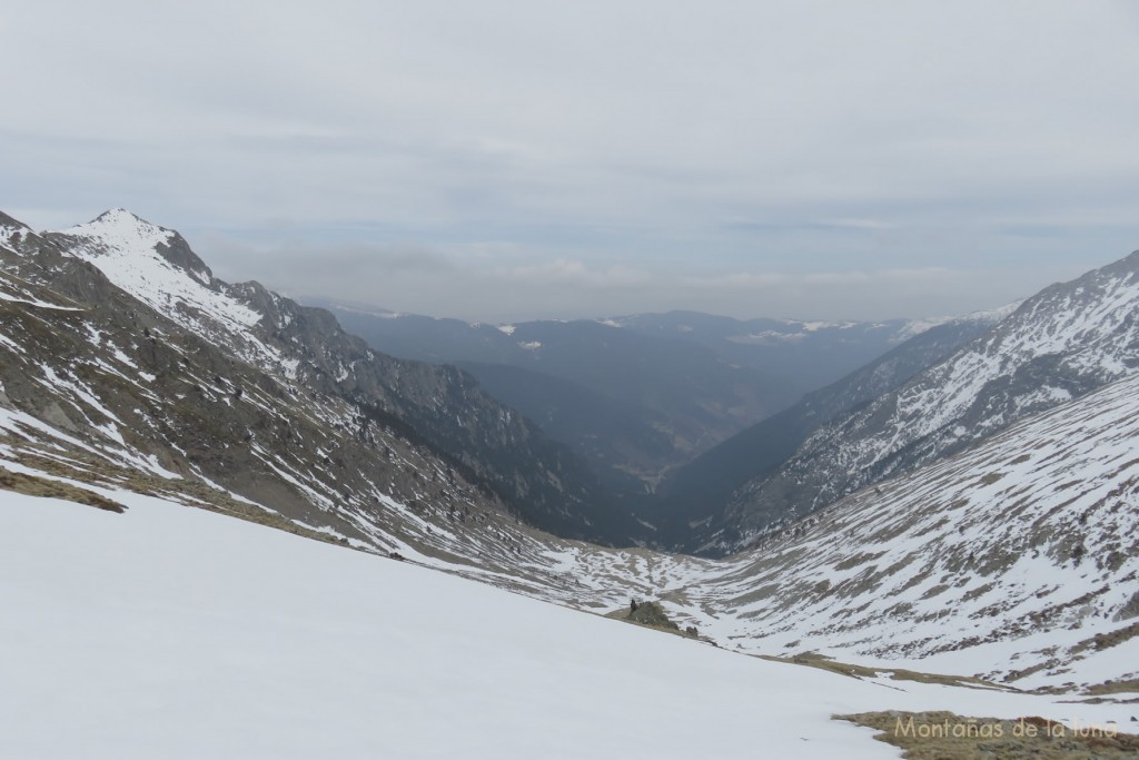 Coll de La Coma de l'Orri (2.499 mts.), delante el valle de la Coma de l'Orri, seguido del valle del Ter. A la izquierda el Gra de Fajol Petit